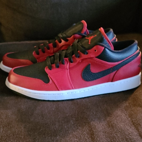 air jordan 1 low pebbled swoosh